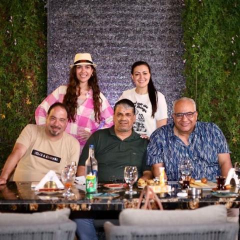 بيومي فؤاد مع فريق عمل فيلم &quot;مندوب مبيعات&quot;