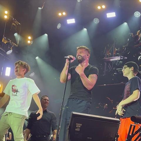 ريكي مارتن مع توأمه ماتيو وفالنتينو- انستقرام @fpinatares