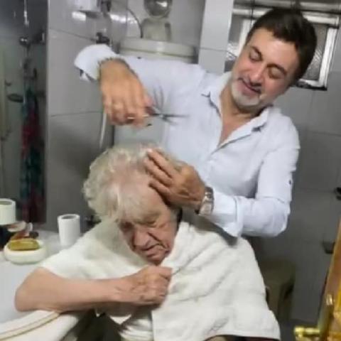 فراس ابراهيم يحلق شعر سليم صبري - صورة من إنستقرام