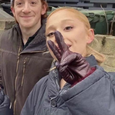 أريانا غراندي إيثان سلاتر - صورة من غوغل