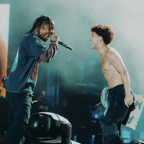 شاب مصري يشارك ترافيس سكوت الغناء على المسرح في ألمانيا - إنستغرام