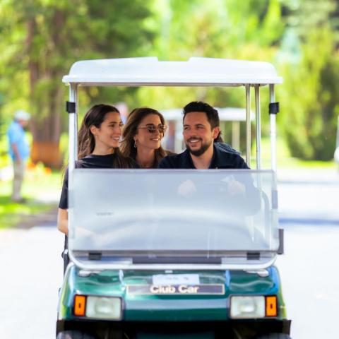 الملكة رانيا و الأمير الحسين بن عبدالله و الأميرة رجوة الحسين - صورة من انستقرام