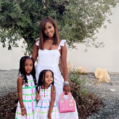 داليا مبارك مع بناتها - صورة من انستقرام