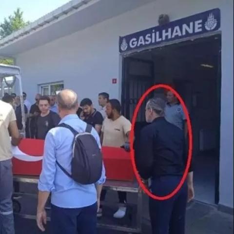 أوزان جوفين في جنازة أوزكان أوغور - صورة من cnn التركية