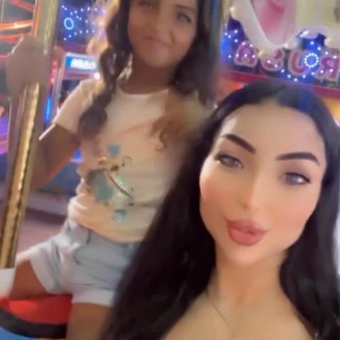 دنيا بطمة مع ابنتها غزل - صورة معدلة