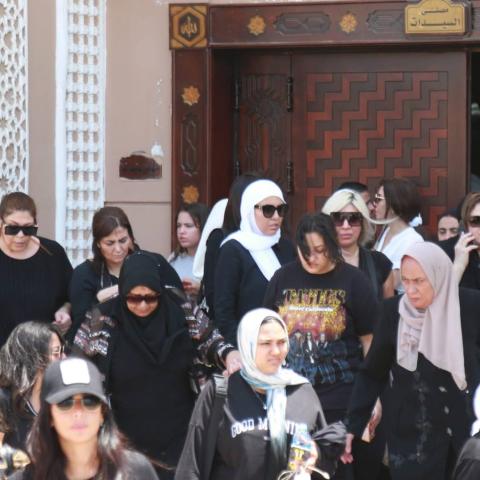 مي كساب في جنازة والدها