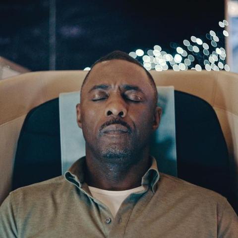 إدريس إلبا في Hijack - انستقرام @appletv