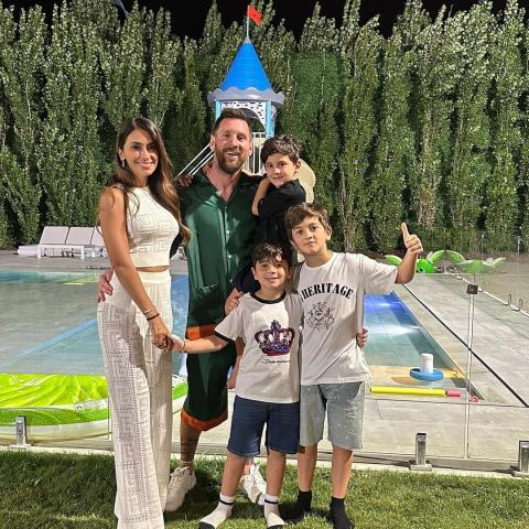 ميسي مع عائلته وزوجته - صورة من إنستقرام