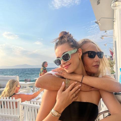 عفراء ساراتش أوغلو مع والدتها - صورة من إنستقرام