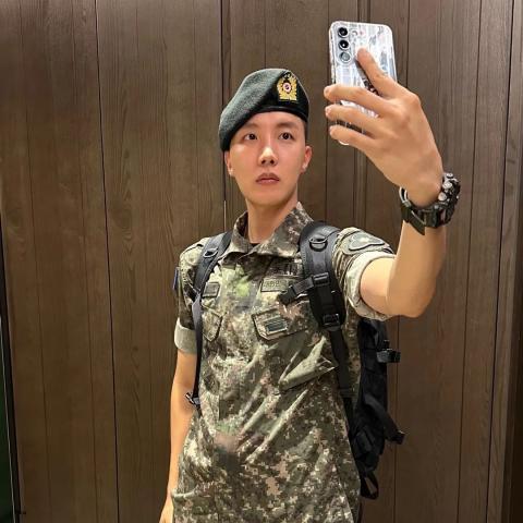 جيهوب بالزي العسكري - صورة من إنستقرام