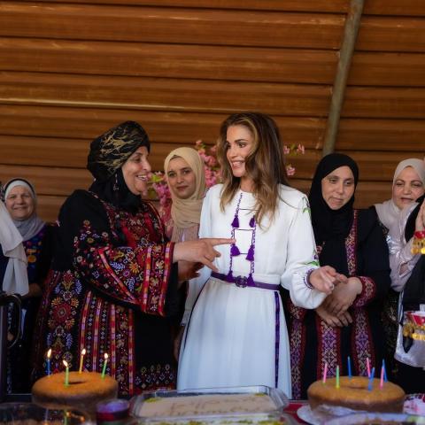 الملكة رانيا مع سيدات مطبخ فريال الإنتاجي - صورة من انستقرام
