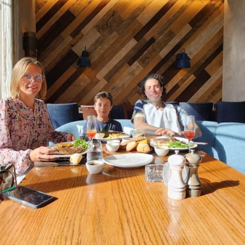 أحمد  الفيشاوي وابنه وزوجته السابقة