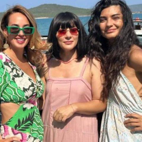 توبا بويوكستون برفقة سيدا باكان و بونجيك يلماز، صورة من تويتر