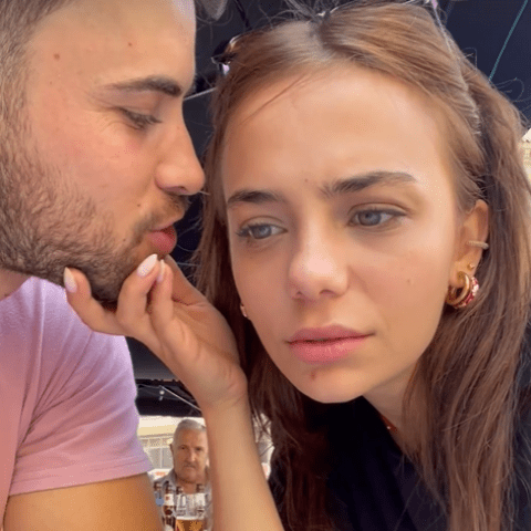 بهار شاهين مع حبيبها Joan Garrido -صورة معدلة