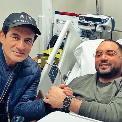 محمد ثروت مع ابنه أحمد - صورة من الويب