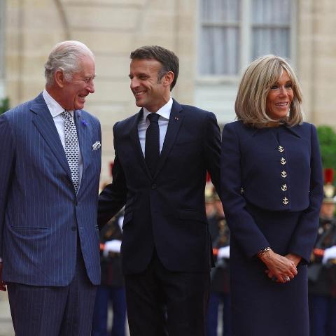 إيمانويل ماكرون وزوجته بريجيت - الملك تشارلز الثالث وزوجته كاميلا ، الصورة من تويتر