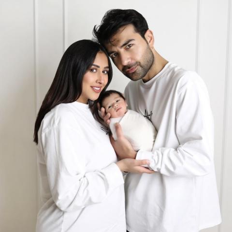 فرح الهادي وعقيل الرئيسي مع إبنهما آدم - إنستغرام