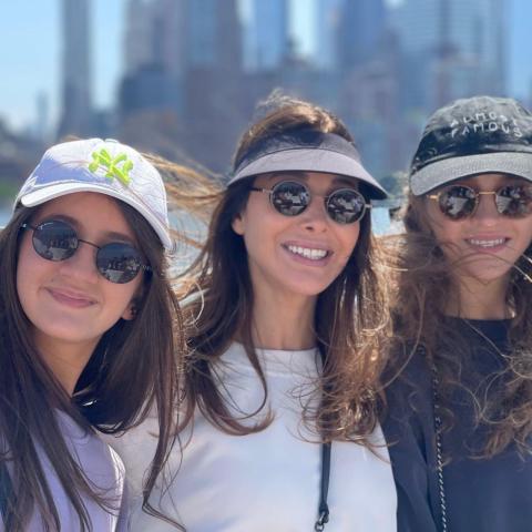 نانسي عجرم وبناتها بجولة بحرية في نيويورك