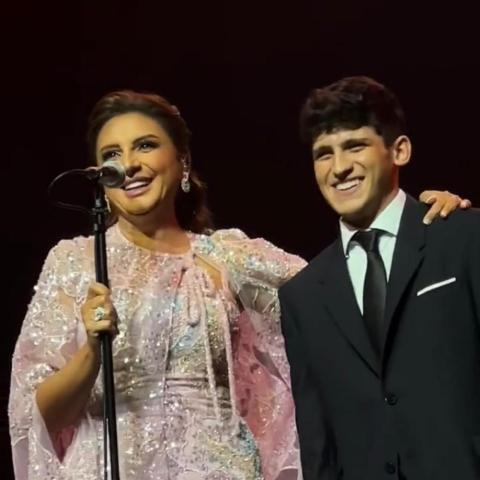 أنغام مع إبنها عبدالرحمن في دار الاوبرا بالكويت - تويتر