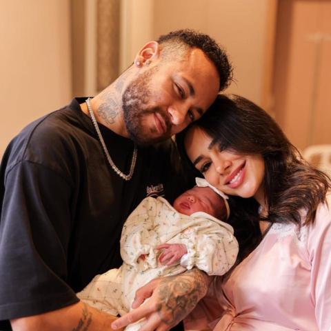 نيمار وبرونا بيانكاردي مع طفلتهما الأولى - إنستغرام