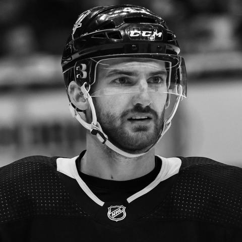 آدم جونسون - صورة من السوشيال ميديا