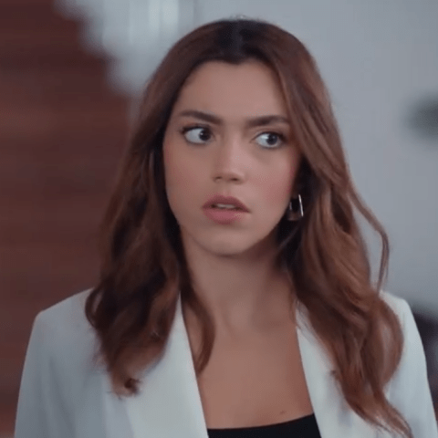 مسلسل كريستال الحلقة 83 - مصدر الصورة شاهد