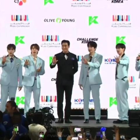 فرقة سوبر جينيور - صورة معدلة من السوشيال ميديا