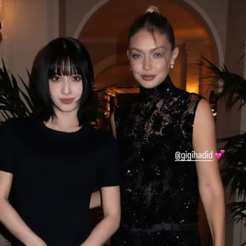 مومو من فرقة Twice و جيجي حديد - صورة من انستقرام مومو