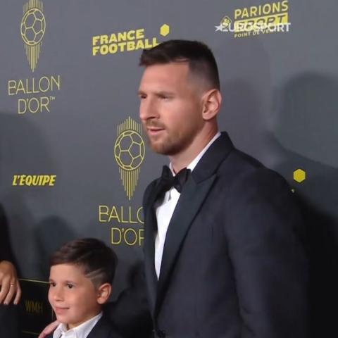 ميسي برفقة عائلته من حفل Ballon d’Or - صورة معدلة