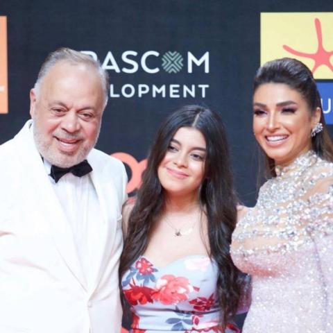 مريم أشرف زكي بأول عرض مسرحي بحضور والديها