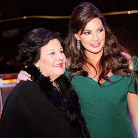 دارين حمزة ووالدتها الراحلة السيدة فريال الزين