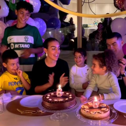 جورجينا رودريغيز  وكريستيانو رونالدو وأطفالهم - صورة من فيديو إنستقرام