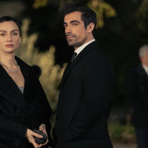 ابراهيم تشيليكول و بيرجي أكلاي - صورة من حساب netflixturkiye على إكس