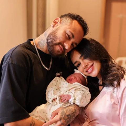 نيمار و صديقته برونا وابنتهما - صورة من انستقرام