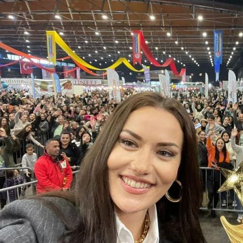 سيلفي فهرية أفجان مع معجبيها - صورة من حساب FESTICULTURE على انستقرام