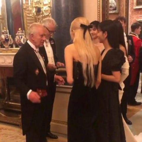 الملك تشارلز يستقبل فرقة بلاكبينك - تويتر