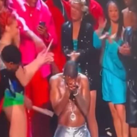 لحظة انهيار آشر على المسرح  - صورة من فيديو على السوشيال ميديا