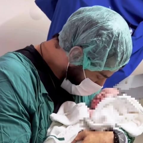 اسماعيل تمر مع مولوده الجديد &quot;جاد&quot;