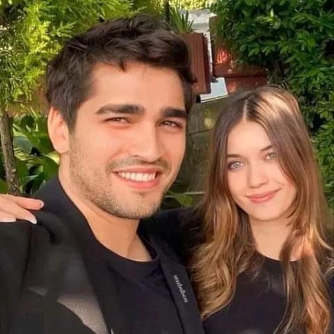 مارت رمضان ديمير و عفراء أوغلو - صورة متداولة