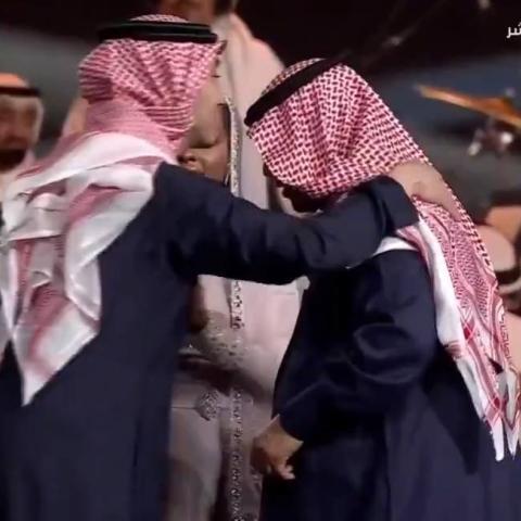 محمد عبده ونجله عبد الرحمن - صورة من فيديو على المسرح