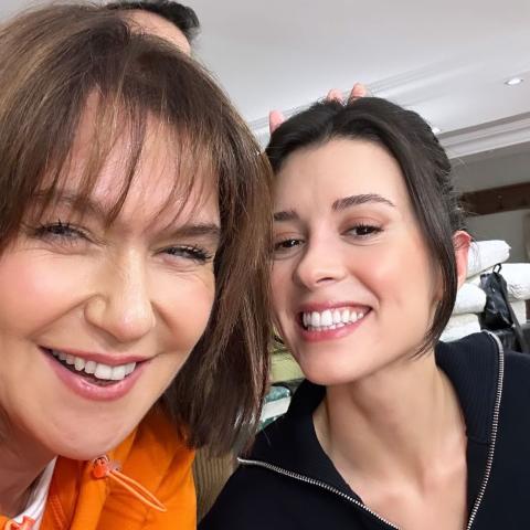 شيفال سام مع بوتشي بوسي كهرمان من زيارتها موقع تصوير مسلسل الطائر الرفراف