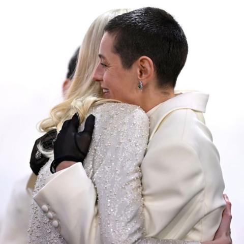 إيما كورين و إليزابيث ديبيكي - صورة من حساب Emma Corrin بانستقرام