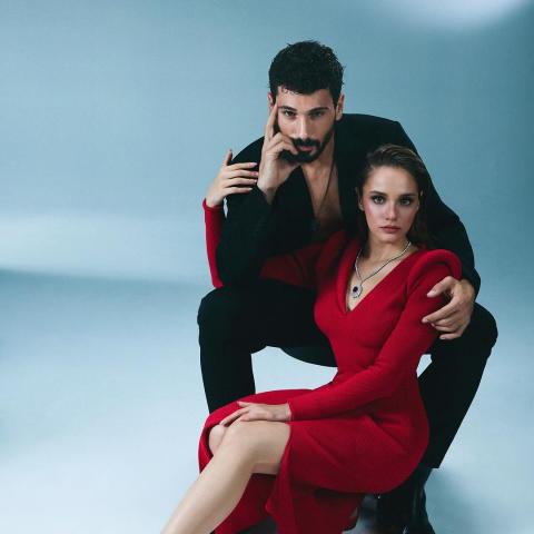 بطلا مسلسل &quot;حب بلا حدود&quot; - صورة من حساب HELLO! Türkiye بانستقرام