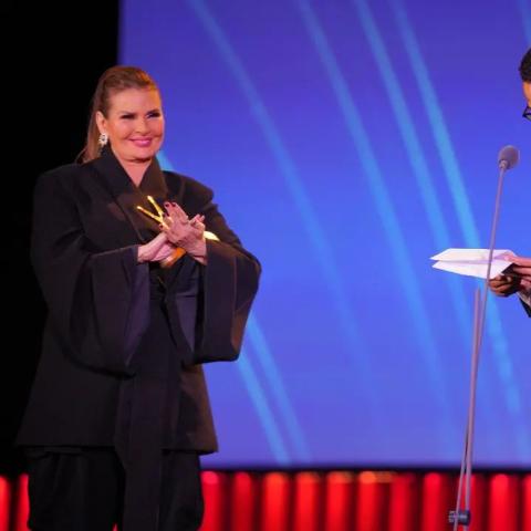 يسرا خلال تكريمها المخرج مروان حامد في مهرجان الجونة