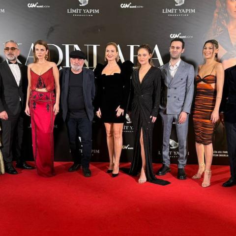 نجوم تركيا في عرض فيلم &quot;للنساء فقط&quot; - صورة من إكس