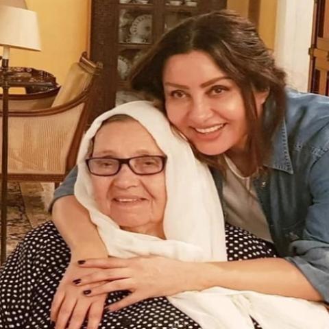 لطيفة ووالدتها الراحلة - صورة من غوغل