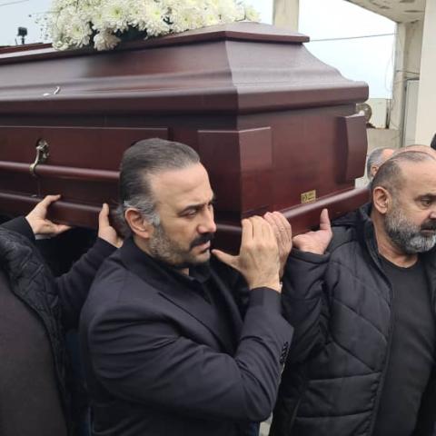 قصي خولي يحمل نعش والده الراحل عميد خولي