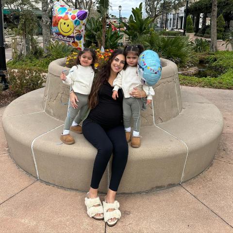 فاليري أبو شقرا مع بناتها التوأم - صورة من إنستقرام