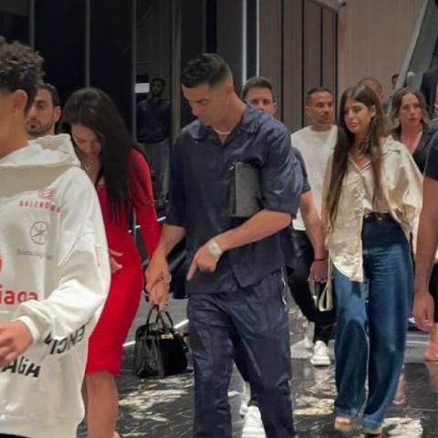 كريستيانو رونالدو يتجول برفقة جورجينا رودريغيز والأولاد في دبي  - صورة من السوشيال ميديا