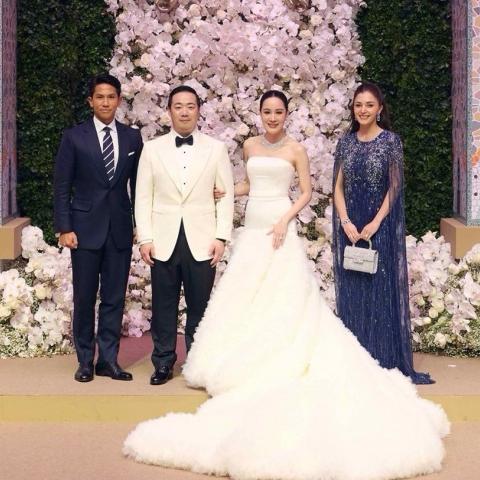 عبد المتين وعروسته أنيشا في زفاف صديقهما - صورة من السوشيال ميديا